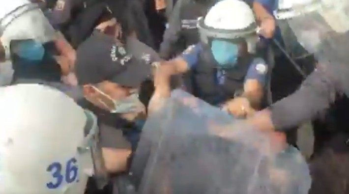 ÇAYKUR’da süre doldu, talepleri için eylem yapan üreticilere polis saldırdı!