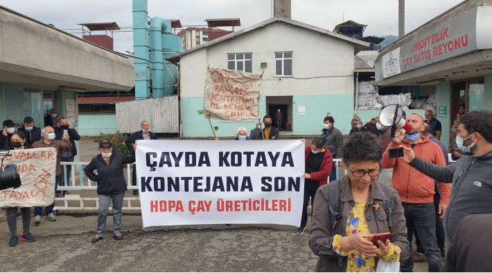 Hopa'da çay üreticilerinden ÇAYKUR fabrikası önünde eylem: Taleplerin karşılanması için süre verildi
