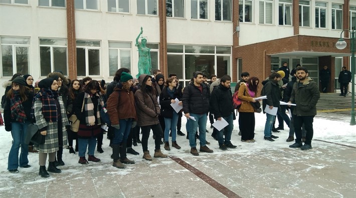 Hukuk fakültesi öğrencilerinden, Dr. Bülent Yücel için dilekçe: 'Ders geri verilsin'