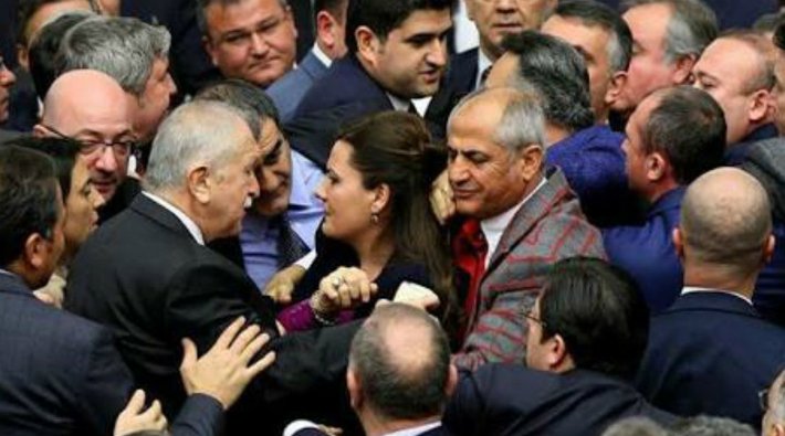 AKP'liler CHP'li Fatma Kaplan'ı darp etti: 'Yere batsın Sarayınız, başkanlığınız'