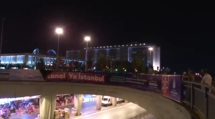 İBB'nin 'Ya Kanal Ya İstanbul' pankartı gece yarısı polisler tarafından söküldü!