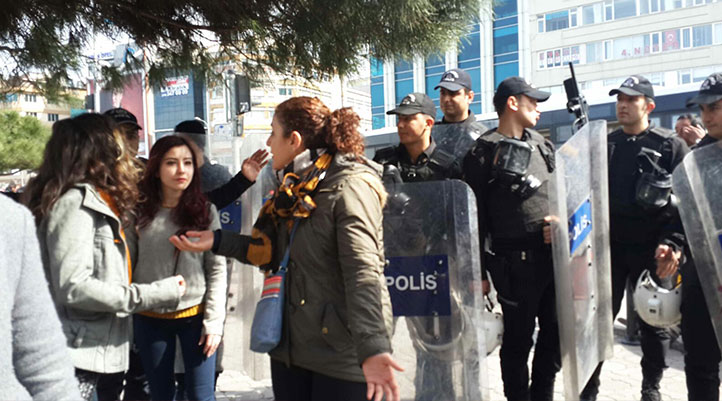 Kadınlar 8 Mart yasağını protesto ediyor: Erdoğan'ı Saray'a gömeceğiz