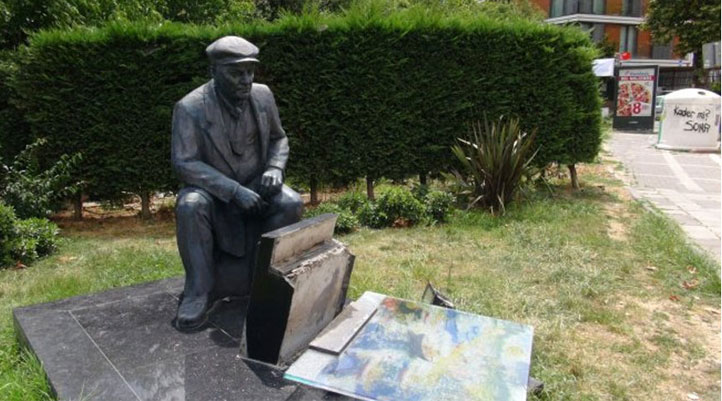 Kadıköy'deki Fikret Mualla heykeli tahrip edildi