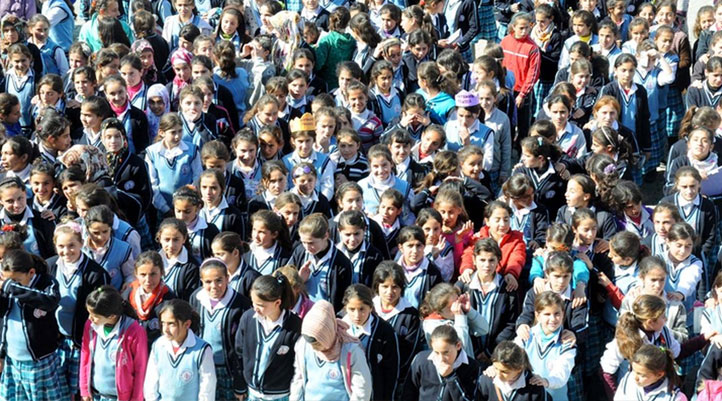 MEB öğrencilere bu sözleri okutuyor: Erkekler güç gösterisine, kadınlar cilve histerisine meyillidir