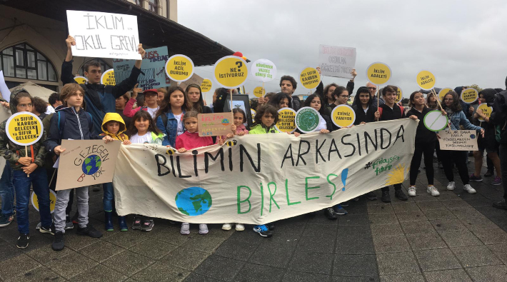 İklim grevinin ilk gününde İstanbul 'İklimi değil, sistemi değiştir' diye haykırdı