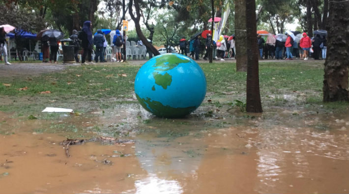 FOTO | İstanbul'da iklim grevi: 'Şirketleri değil, gezegeni kurtar'
