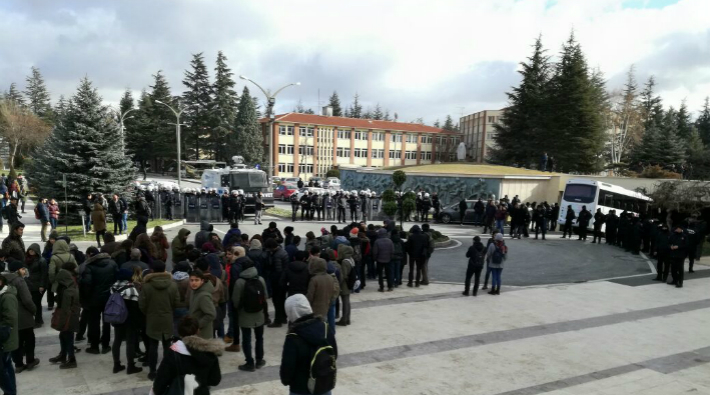 Eskişehir'de İHH'ya karşı 'üniversiteyi savunuyoruz' diyen öğrencilere polis engeli!