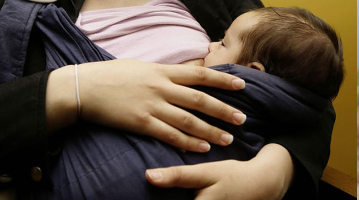 Trans bir kadın ilk kez bebek emzirdi