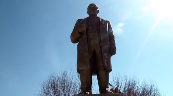 İmamlar Lenin heykelini restore ettirdi