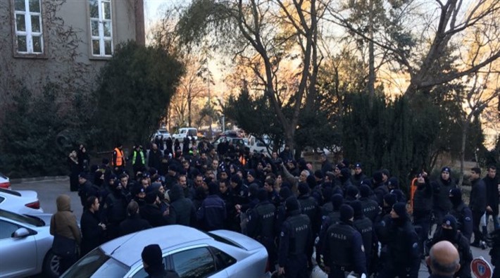 Ankara Üniversitesi Cebeci Kampüsü’ne 'Allahu Ekber’ nidalarıyla giren gericiler öğrencilere saldırdı