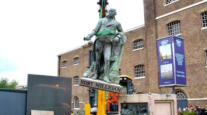 Irkçılık sembolleri bir bir kaldırılıyor: İngiltere'de bir köle tacirinin daha heykeli söküldü