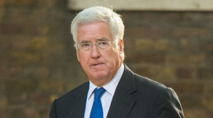 Tacizi kabul eden İngiltere Savunma Bakanı istifa etti