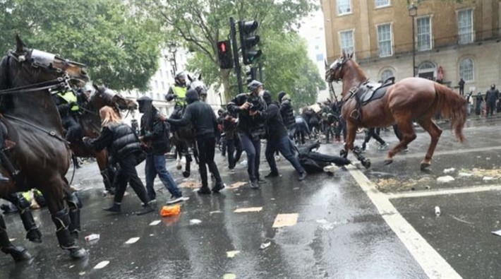 İngiltere'de eylemcileri kovalayan polis attan düştü