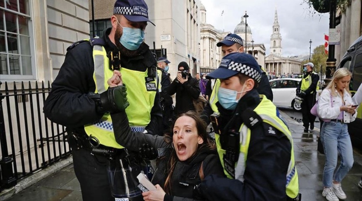 İngiltere'de koronavirüs önlemlerine karşı yapılan gösterilerde az 150 kişi gözaltına alındı