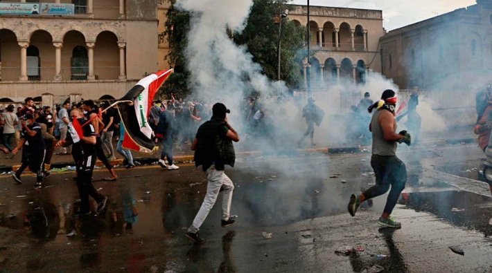 Irak'taki hükümet karşıtı protestolarda polis 3 kişiyi öldürdü