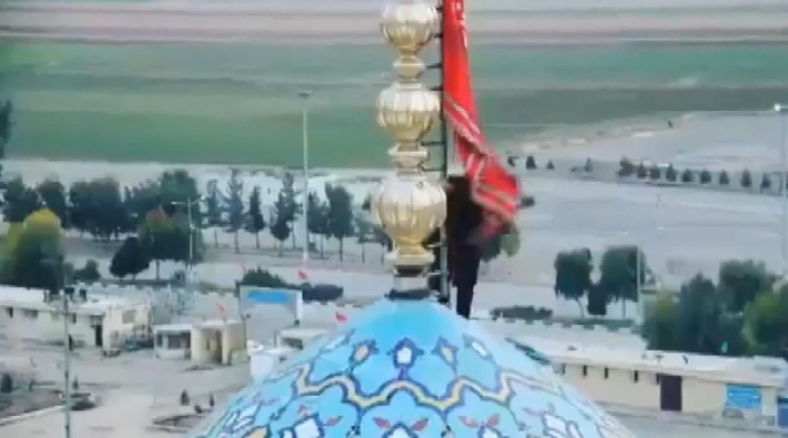 İran'da bir caminin kubbesine 'intikam' bayrağı çekildi