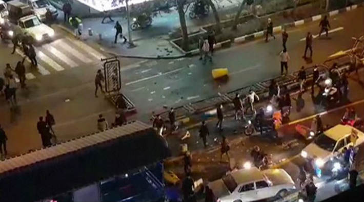 İran'da eylemciler polise ateş açtı: 1 polis öldü
