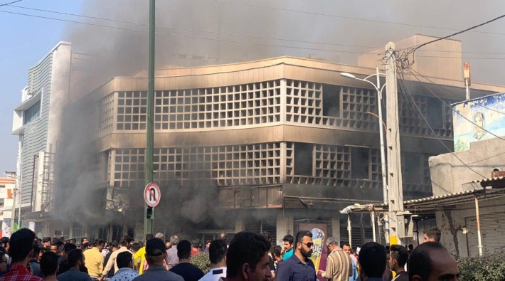 İran'da protestolar sırasında Merkez Bankası'na ait bina ateşe verildi