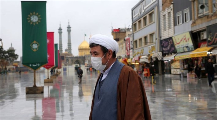 İran'da salgın riskinin düştüğü bölgelerde cami ve okullar açılacak
