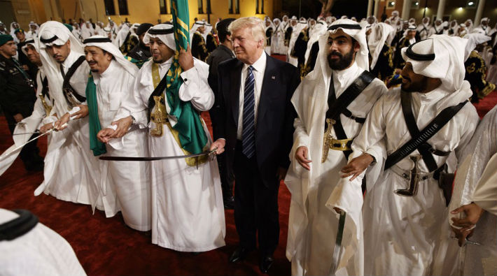 İran'dan Trump'a: Burası kılıç dansı yaparak yarım milyar dolar kaçırabileceğin Riyad değil
