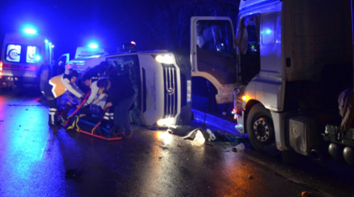 İşçi minibüsüyle TIR çarpıştı: 4 kişi hayatını kaybetti