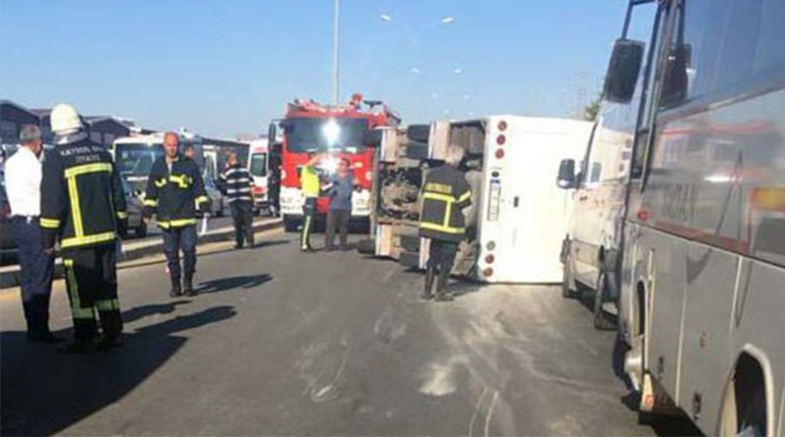 İşçi servisiyle kamyonet çarpıştı: 22 yaralı