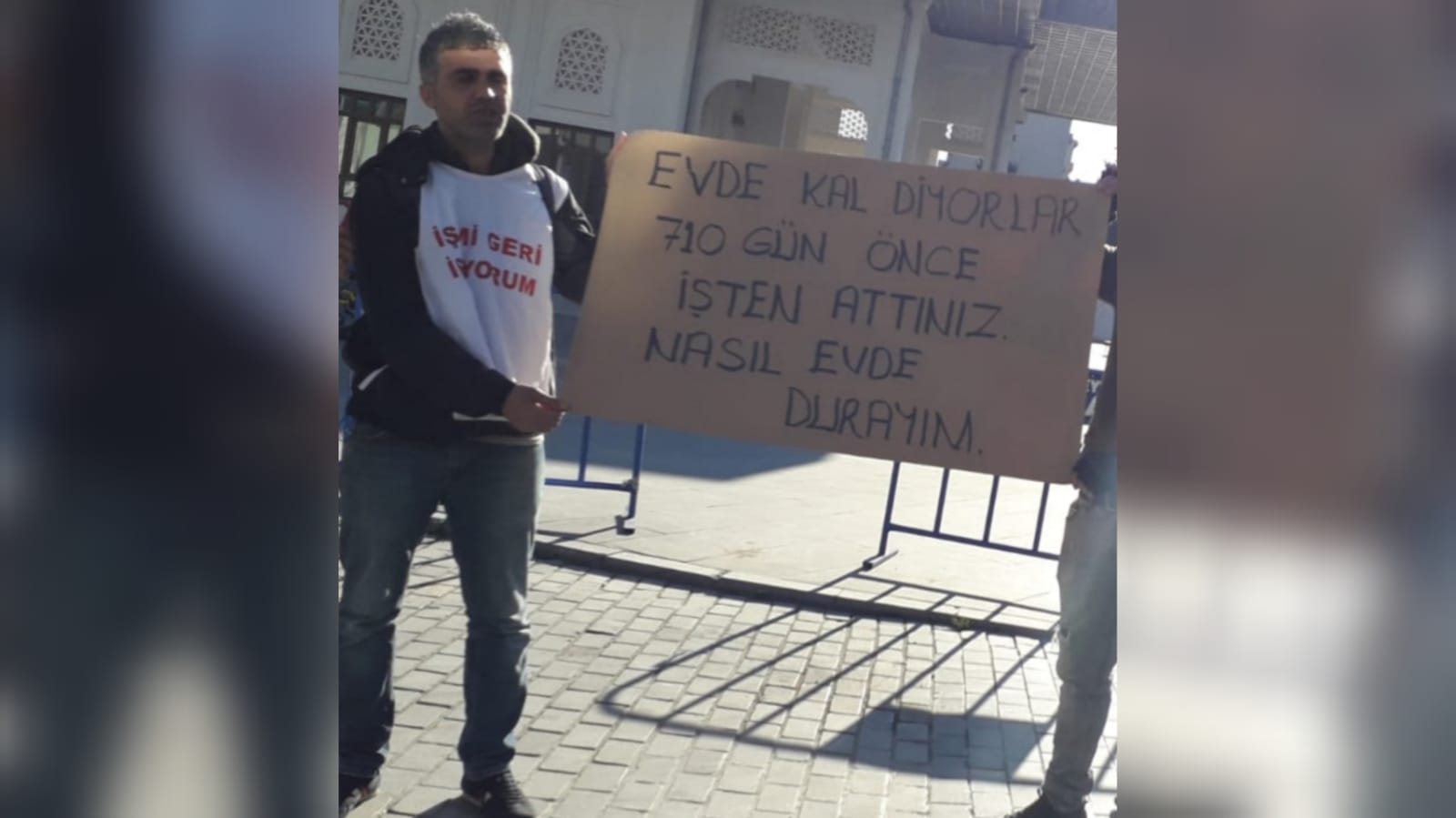 Zeytinburnu Belediyesi'ndeki işine son verilen Kenan Güngördü 745 gündür hak arama mücadelesini sürdürüyor