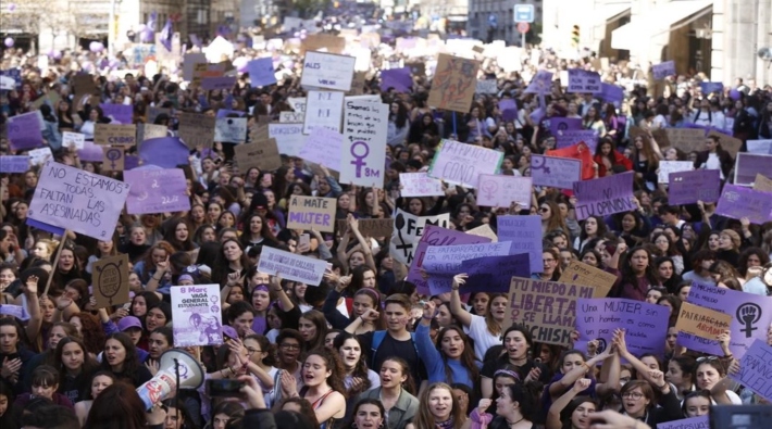 İspanya'da kadınlar greve çıktı