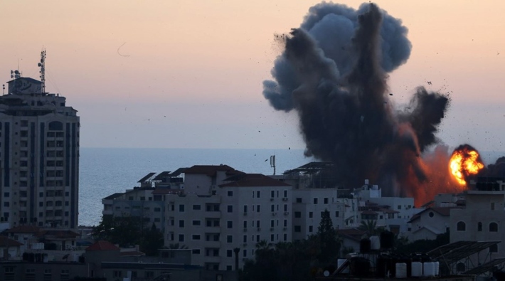 İsrail ordusu Gazze'de medya binasını vurdu