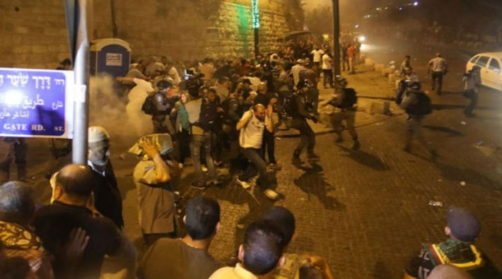 İsrail polisinden Kudüs'te Filistinlilere saldırı: 1 ölü, 67 yaralı