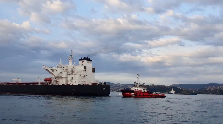 Ham petrol yüklü tanker kıyıya sürüklendi: İstanbul Boğazı gemi trafiğine kapatıldı