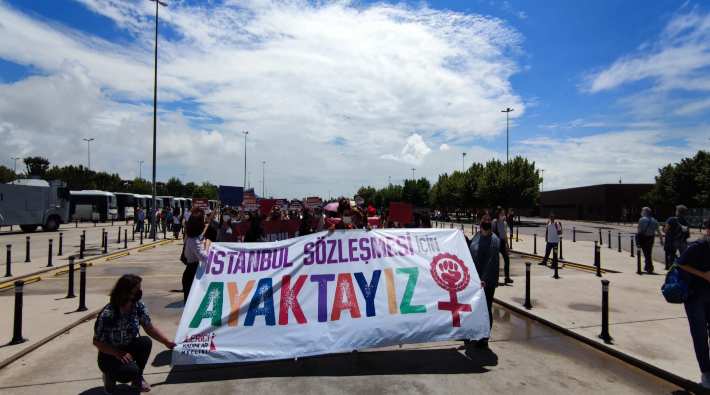 'İstanbul Sözleşmesinden Vazgeçmiyoruz' diyen kadınlar ayakta