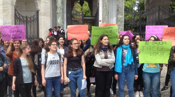 İstanbul Üniversitesi'nde kadın öğrenciler tacizi protesto etti: 'Taciz varsa kadın dayanışması var'