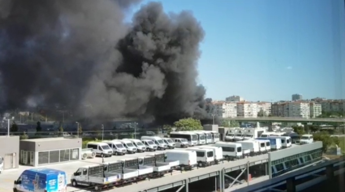 İstanbul Zeytinburnu'nda metrobüs yangını!