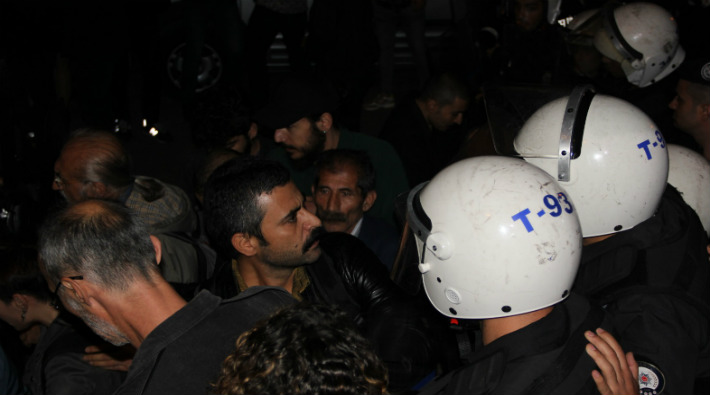 İstanbul'daki 10 Ekim anmasına polis saldırısı: 10 kişi gözaltına alındı