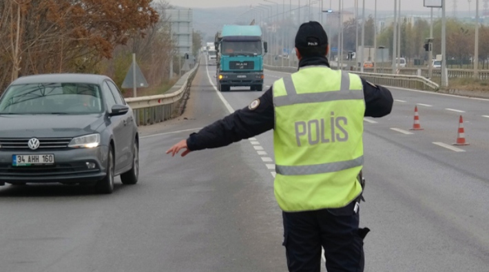 İstanbul'a giriş ve çıkışlar kapatıldı: İzin belgesi olmayan sürücülere ceza kesiliyor
