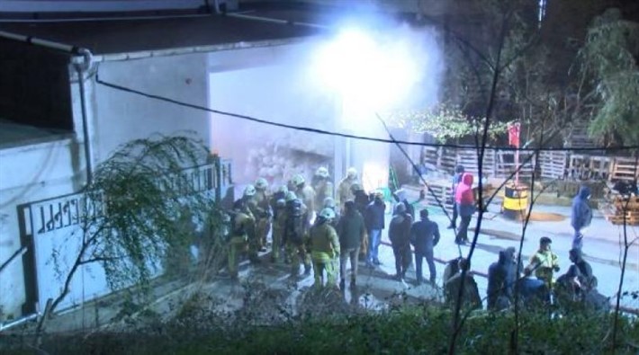 İstanbul'da 4 katlı fabrikada yangın çıktı