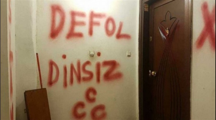 İstanbul’da ateist ailenin evi işaretlendi: ‘Defol dinsiz’