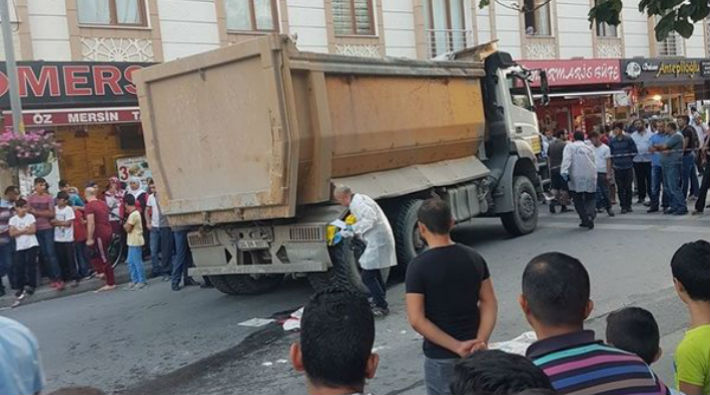 İstanbul'da hafriyat kamyonu 2 çocuğu ezdi: Çocuklardan 1'i hayatını kaybetti