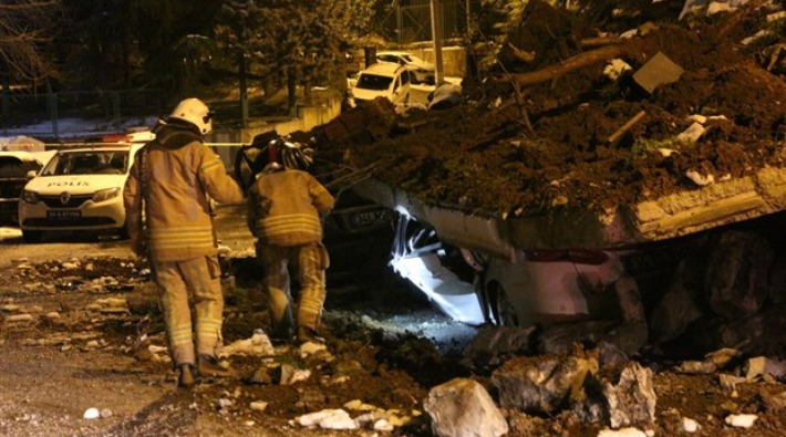 İstanbul'da istinat duvarı 4 aracın üstüne çöktü