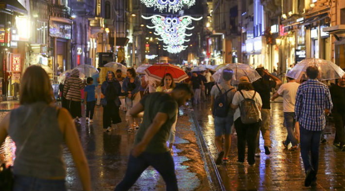 İstanbul'da sağanak yağışın başlamasının ardından su taşkınları yaşandı
