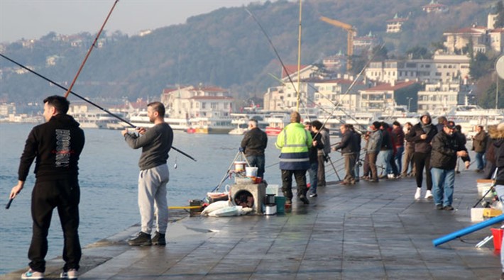 İstanbul'da sahillerde yoğunluk: 'Balık tutup balkonda mangal yakalım dedik, 1 metre mesafeye dikkat ediyoruz'