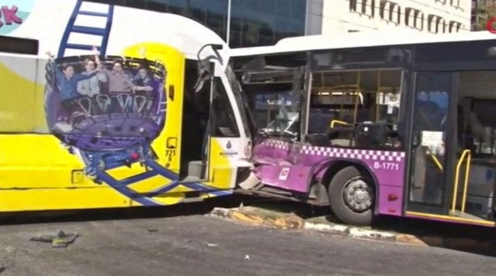 İstanbul'da tramvayla halk otobüsü çarpıştı