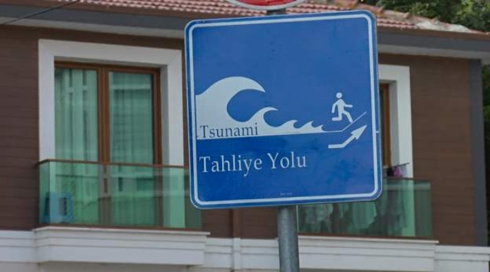 İstanbul'un sahillerine tsunaminden kaçış tabelaları yerleştiriliyor