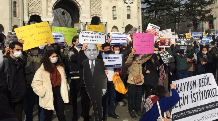 İstanbul Üniversitesi öğrencilerinden Boğaziçili arkadaşlarına destek: 'Kayyum değil, seçim istiyoruz'