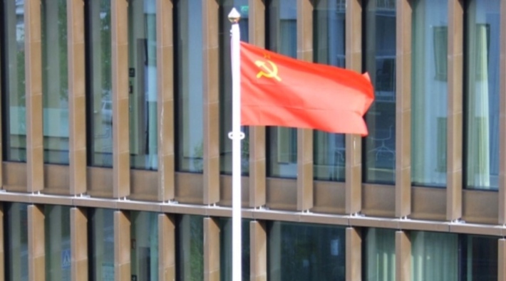 İsveç'te belediye binasına SSCB bayrağı asıldı
