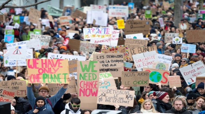 İsviçre'de öğrenciler iklim için sokağa çıktı