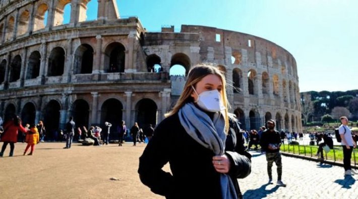 İtalya'da düşük riskli bölgelerde, açık havada maske zorunluluğu kaldırılıyor 