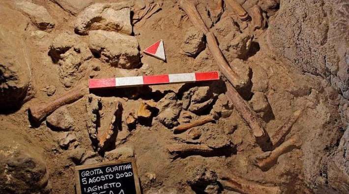 İtalya'da bir mağarada fosilleşmiş 9 neandertal kalıntısı bulundu
