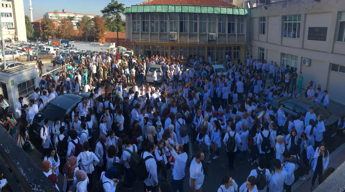 Öğrenciler ve çalışanlar Çapa'daki hasarlı fakülte binasına girmeyi reddediyor!